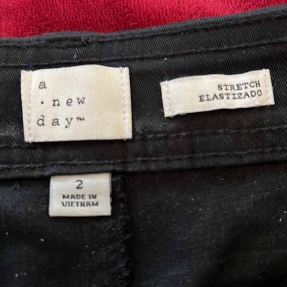 NWOT pants. Deep pockets. Size 2 - Picture 2 of 3